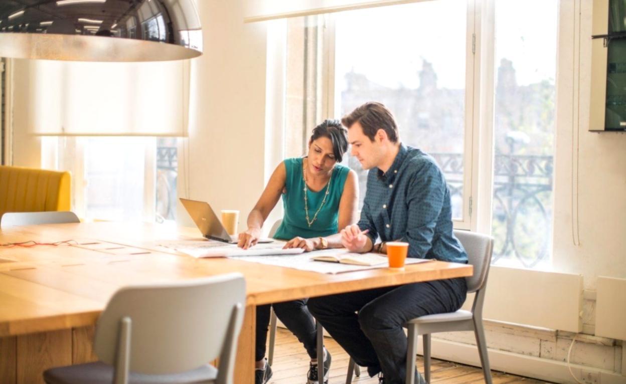 Teilnehmer arbeiten gemeinsam an einem Webprojekt während eines Larivonquexo-Seminars